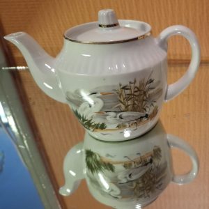 Dmitrov-Verbilki tehtaan valmistama teekannu Haikara kuviolla, USSR