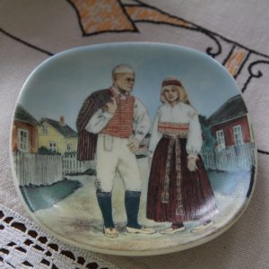 Seinälautanen sarjasta "suomalaisia kansallispukuja", Veikko Roininen, Arabia