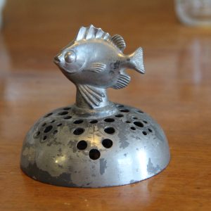 Art Deco tyylinen kukkapidike ("blomsterfakir"), metallia