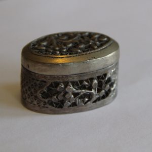 Vanha soikea pillerirasia, metallia